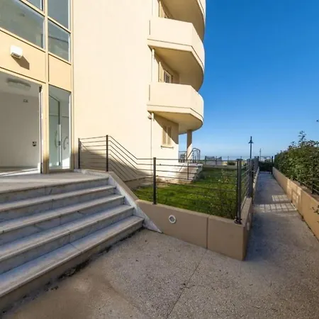 Apartment Beachfront Haven Sleeps 8 Maximum 9 Sea Views Terrace And High Speed Wi-fi *