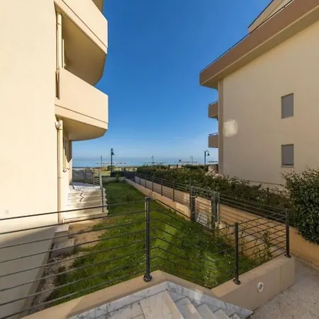 Beachfront Haven Sleeps 8 Maximum 9 Sea Views Terrace And High Speed Wi-fi *