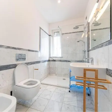 Beachfront Haven Sleeps 8 Maximum 9 Sea Views Terrace And High Speed Wi-fi Apartment *