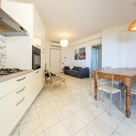 Apartment Beachfront Haven Sleeps 8 Maximum 9 Sea Views Terrace And High Speed Wi-fi Roseto Degli Abruzzi