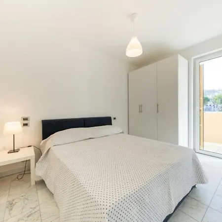 Beachfront Haven Sleeps 8 Maximum 9 Sea Views Terrace And High Speed Wi-fi Apartment Roseto Degli Abruzzi